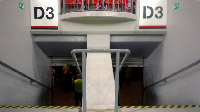 вход в подтрибунные помещения