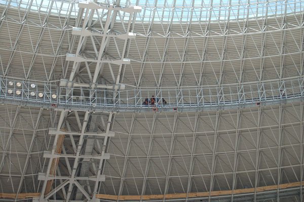 Подвесной балкон под крышей для технического обслуживания